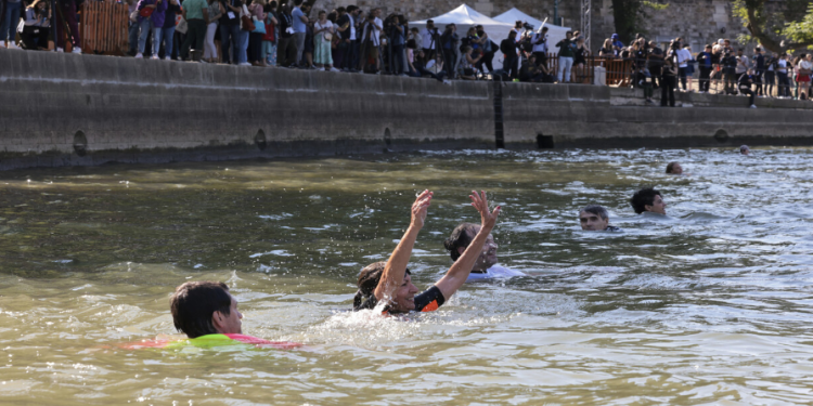 بسبب التلوث.. إلغاء التدريبات لأولمبياد باريس في نهر السين لليوم الثاني