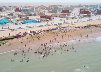 العيون.. حملة “بحر بلا بلاستيك” تحط الرحال بشاطئ فم الواد