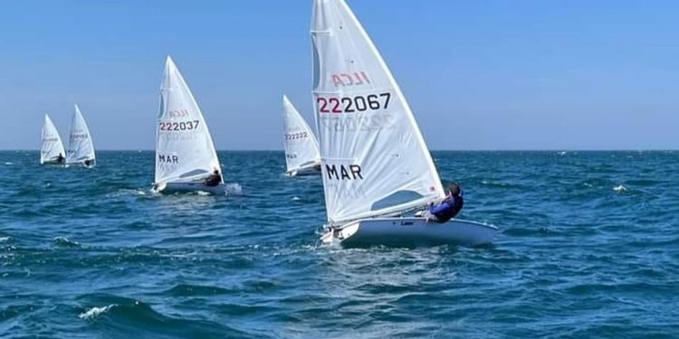 المضيق: أكثر من 100 متسابق يتنافسون على كأس المسيرة الخضراء للزوارق الشراعية