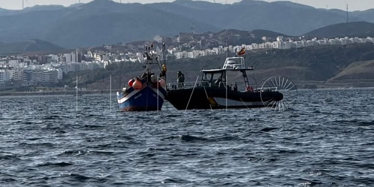 توقيف قارب صيد مغربي يمارس الصيد غير القانوني بمياه سبتة المحتلة