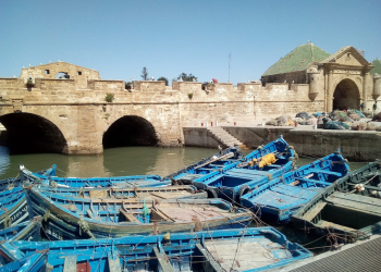 انطلاق المعاينة السنوية لسلامة قوارب الصيد التقليدي بميناء الصويرة المغرب الازرق بدأت عملية المعاينة السنوية لسلامة الملاحة لقوارب الصيد التقليدي بميناء الصويرة، مع حلول تاريخ 25 نونبر 2025، وذلك في إطار برنامج سنوي تشرف عليه مندوبية الصيد البحري لتعزيز شروط السلامة والحد من المخاطر خلال رحلات الصيد، خاصة مع الاضطرابات المناخية التي تشهدها السواحل. ودعت المندوبية أرباب وبحّارة القوارب إلى تقديم وحداتهم في حالة صالحة للإبحار، ومجهزة بمختلف وسائل الإنقاذ والإرشاد البحري الإلزامية، يبقى من بينها طوق نجاة، صدريات نجاة مزودة بإضاءة، بوصلة مغناطيسية، بطارية لأجهزة الملاحة، وسيلة لإرسال الإشارات الصوتية، مصباح ضوئي، وعاكس رادار. وطالبت المندوبية، بضرورة أن تحمل القوارب اسمها ورقمها الاستدلالي والتسلسلي بخط واضح وباللون الأبيض على جانبي المقدمة، مؤكدة أن القوارب غير المستوفية لهذه المعايير لن يسمح لها بولوج مركز الانطلاق. وأشارت  المندوبية أن الهدف من العملية هو ترسيخ الوعي بسلامة الأرواح في البحر وضمان موسم صيد أكثر أماناً وتنظيماً.