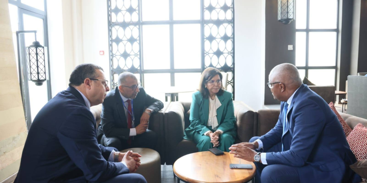 كاتبة الدولة لدى وزير الفلاحة والصيد البحري والتنمية القروية والمياه والغابات، المكلفة بالصيد البحري تجري مباحثات ثنائية مع السيد جورج سانتوس، وزير البحر بجمهورية الرأس الأخضر.