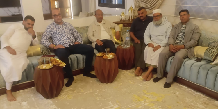 كمال صبري، رئيس غرفة الصيد البحري الأطلسية الشمالية الدار البيضاء، رفقة وفد من قطاع الصيد الساحلي يقدم واجب العزاء لعائلة عبد الجليل مغفل باسفي