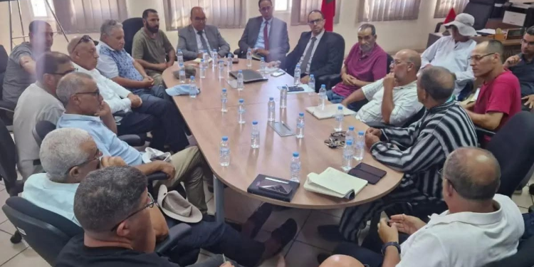حين يحلّ المساء في ميناء آسفي.. قوارب الصيد التقليدي تعود والسوق يفتح أبوابه للمزاد